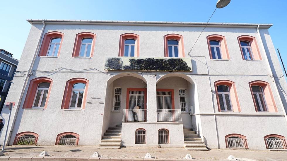 Üsküdar belediyesi, Ensar Vakfı’na bedelsiz tahsis edilen binayı geri aldı