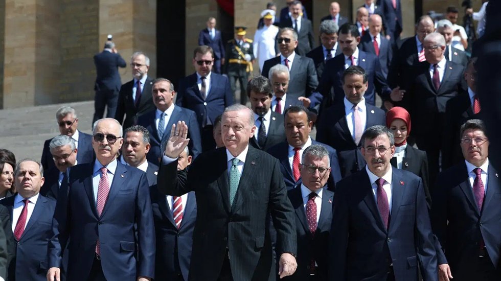 Anıtkabir'de yine bir grup tarafından  'Recep Tayyip Erdoğan' sloganları atıldı...