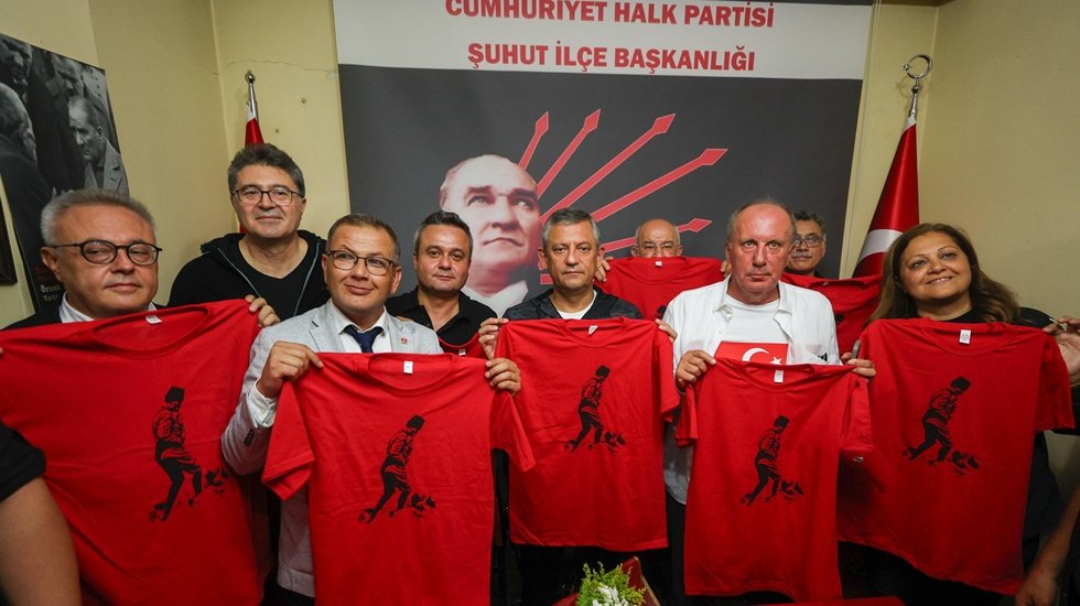 Özgür Özel 14 kilometrelik 'Zafer Yürüyüşü'ne katılmak üzere Afyon'da...