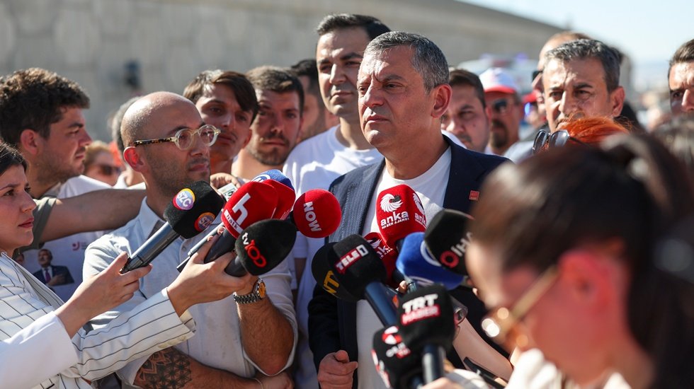Özgür Özel’den Emniyet'in Atatürk’süz paylaşımına sert tepki…