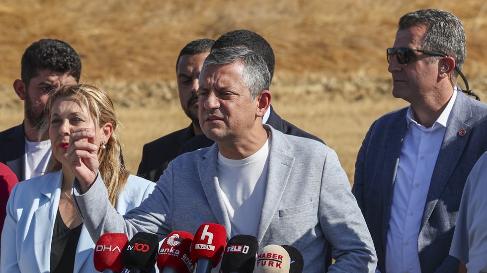 Özgür Özel'den İmamoğlu ziyareti sonrası açıklamalar: Ya AKP'ye katıl ya da Silivri'de yat demişler.