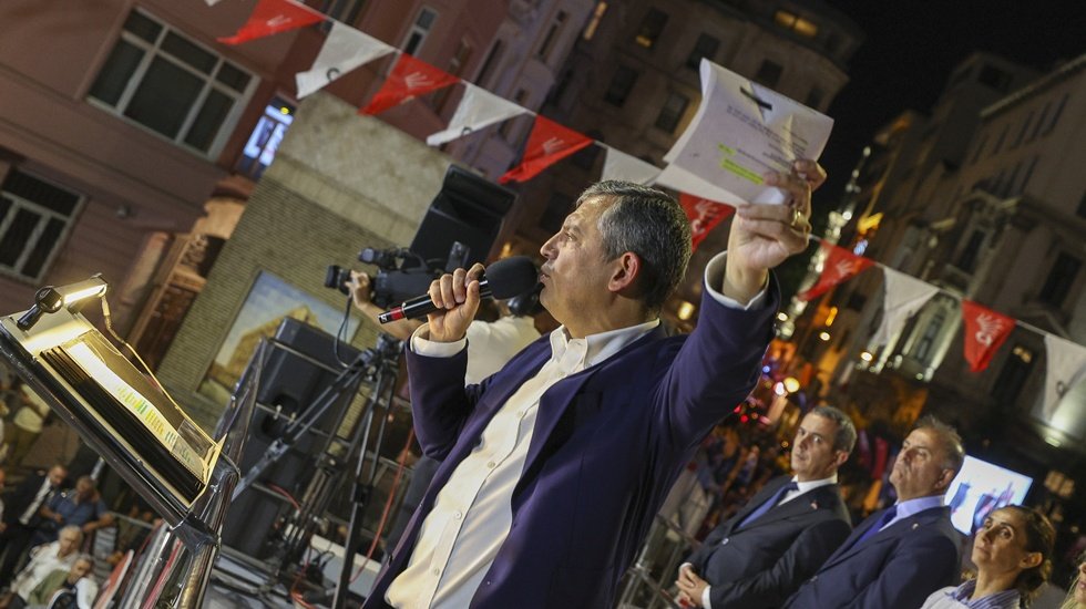 Özgür Özel: "Sen hem 24 asgari ücret alacaksın hem de İnan Güney'e kara çalacaksın"