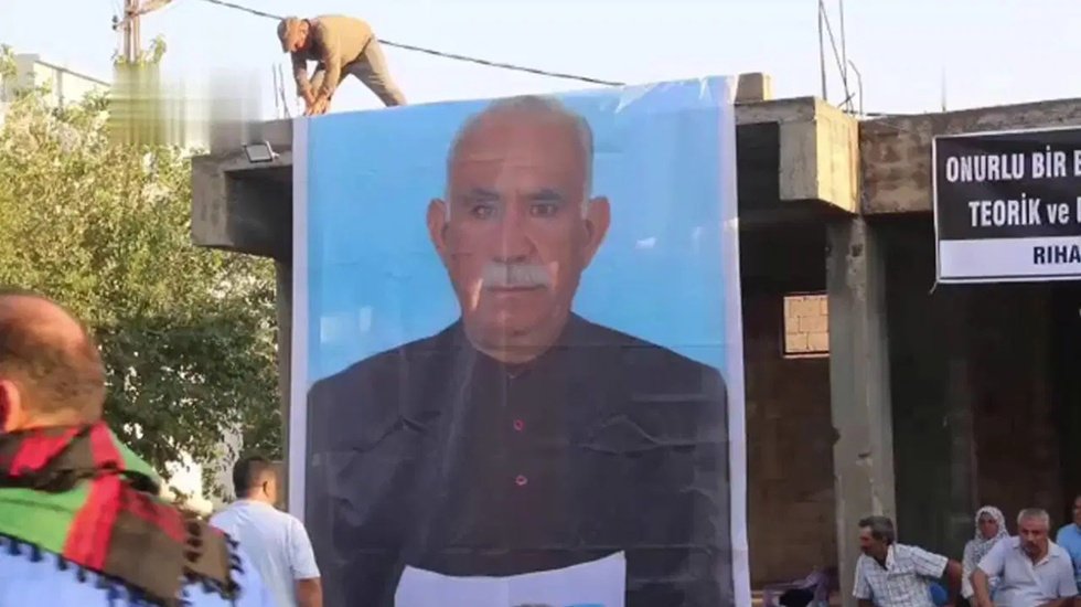 PKK elebaşı Abdullah Öcalan'ın posterini açıp, propaganda yaptılar!