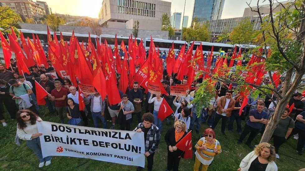 ABD B&uuml;y&uuml;kel&ccedil;iliği'nin &ouml;n&uuml;nde eylem yapan TKP: 'Sessiz kalmayacağız'
