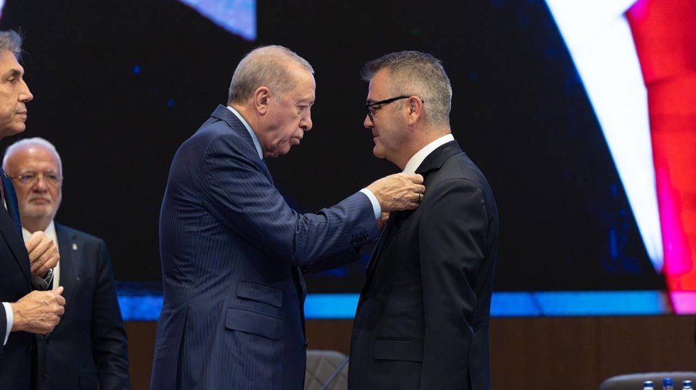 Biri CHP, iki belediye başkanı daha AKP'ye ge&ccedil;ti!