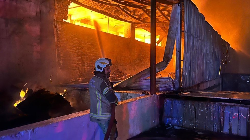 İzmir İtfaiyesi yangını söndürdü fabrikayı kurtaramadı!