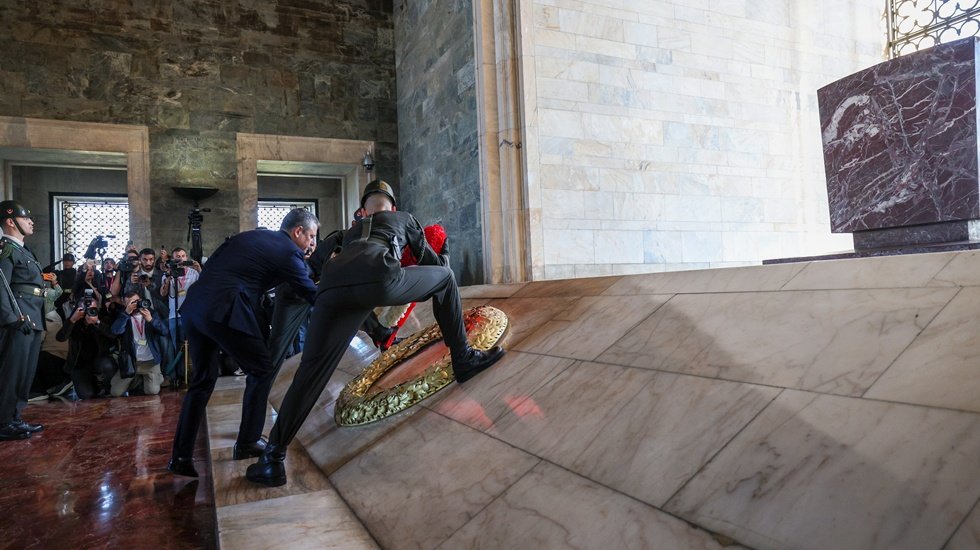 &Ouml;zg&uuml;r &Ouml;zel Anıtkabir'de&hellip;