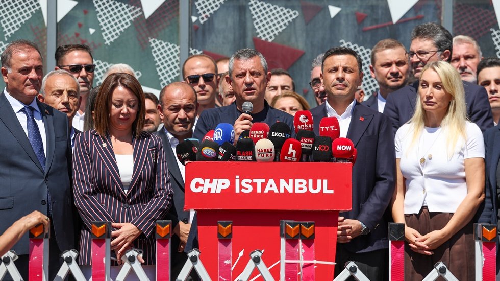 Özgür Özel, CHP İstanbul İl Başkanlığı'na geldi