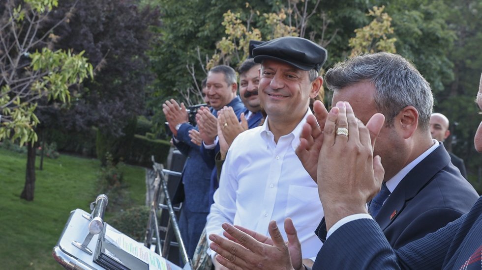 &Ouml;zg&uuml;r &Ouml;zel: 'Onlar 80 etkinliğe 33, biz 426 etkinliğe 30 milyon vermişiz'