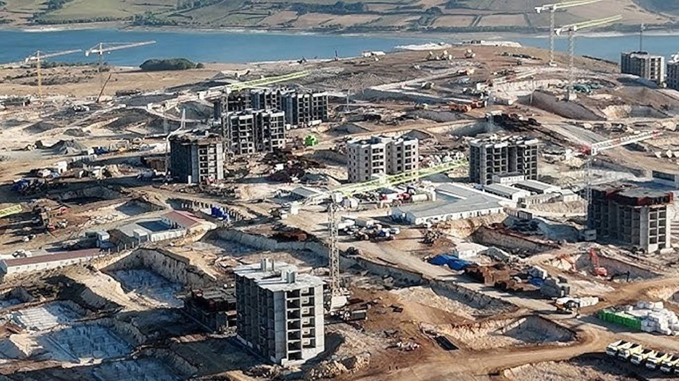 TOKİ&rsquo;nin Kanal İstanbul b&ouml;lgesinde yaptığı kanalizasyonsuz binalar y&uuml;kseliyor