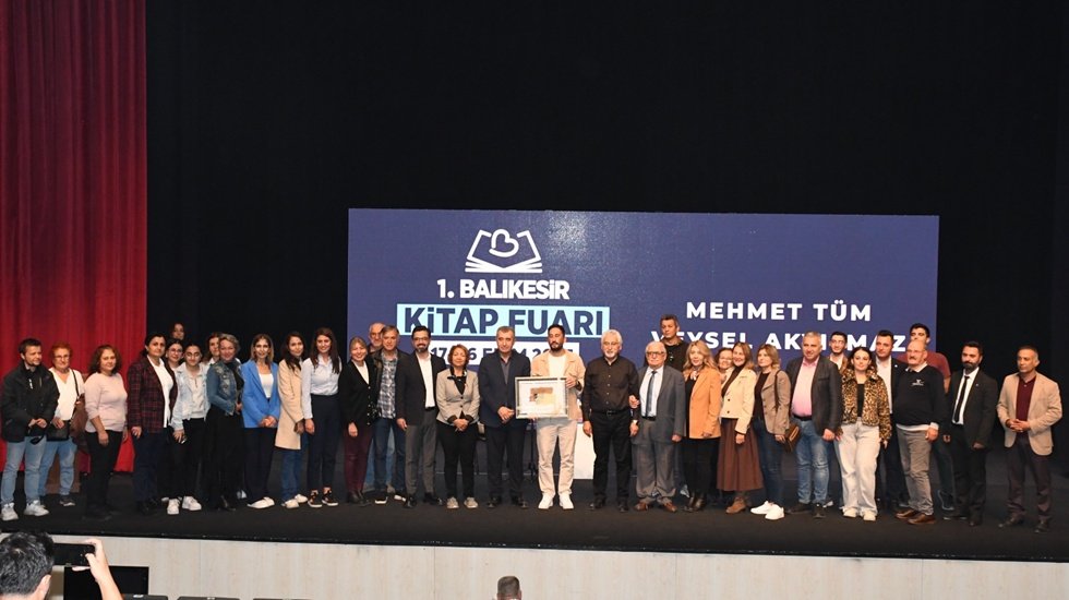 1. Balıkesir Kitap Fuarı, sekizinci gününde kitapseverlerlerle buluşmaya devam ediyor...