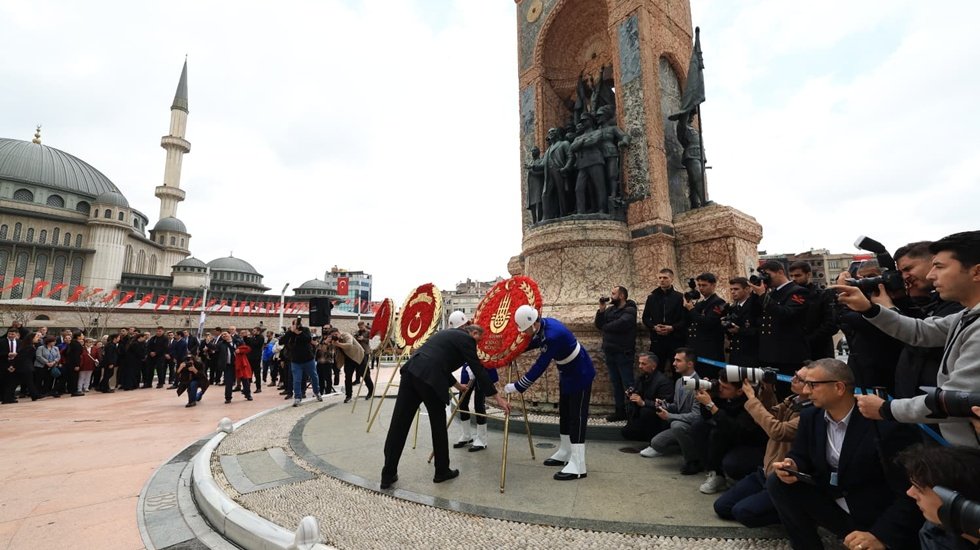102’nci kuruluş yıldönümü, Cumhuriyet Anıtı’na çelenk koyma töreniyle kutlandı.