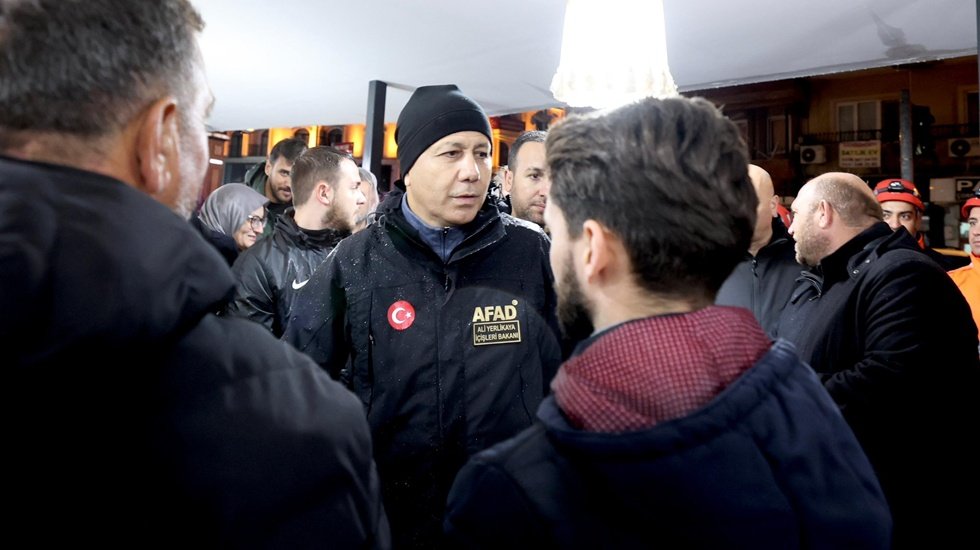 Ali Yerlikaya'dan deprem b&ouml;lgesinde a&ccedil;ıklama: '4 bina yıkıldı, 26 kişi hafif yaralandı'