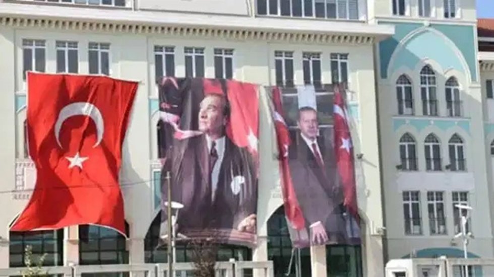 Bakan Tekin&rsquo;den poster a&ccedil;ıklaması: 'Cumhurbaşkanı'mızın okullarımızda g&ouml;r&uuml;n&uuml;r olmasını istedik'