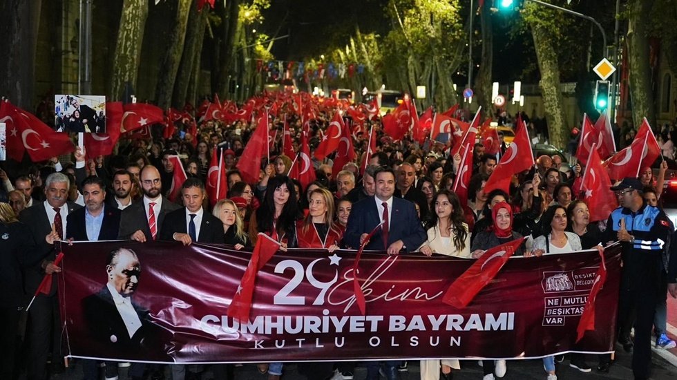 Beşiktaş’ta on binlerce yurttaş Cumhuriyet için yürüdü…