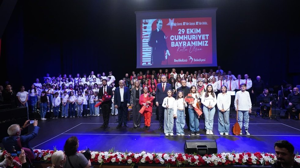 Cumhuriyet&rsquo;in 102. Yılı Beylikd&uuml;z&uuml;&rsquo;nde b&uuml;y&uuml;k coşkuyla kutlandı