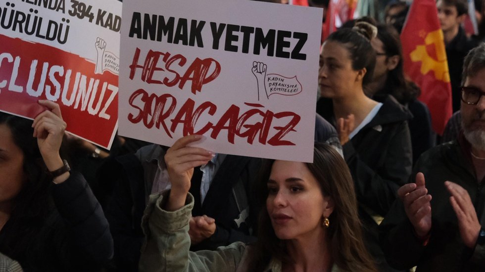 Kadınlar, Ayşenur ve İkbal i&ccedil;in İstanbul, Ankara, İzmir, Eskişehir, Denizli ve Mersin'de sokaklara &ccedil;ıktı.&nbsp;