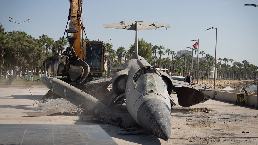Mersin sahilindeki, 'uçan tabut' adı verilen savaş uçağı yerinden kaldırıldı.