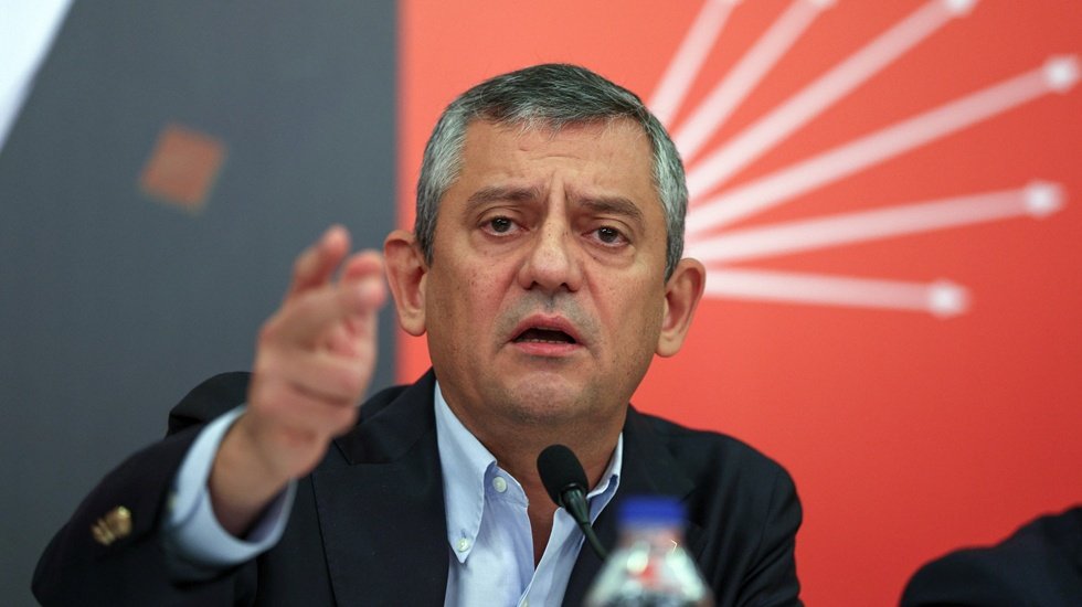 &Ouml;zel, anayasa yorumu &lsquo;Referandumsuz değişiklik hedefi tutmaz&rsquo;