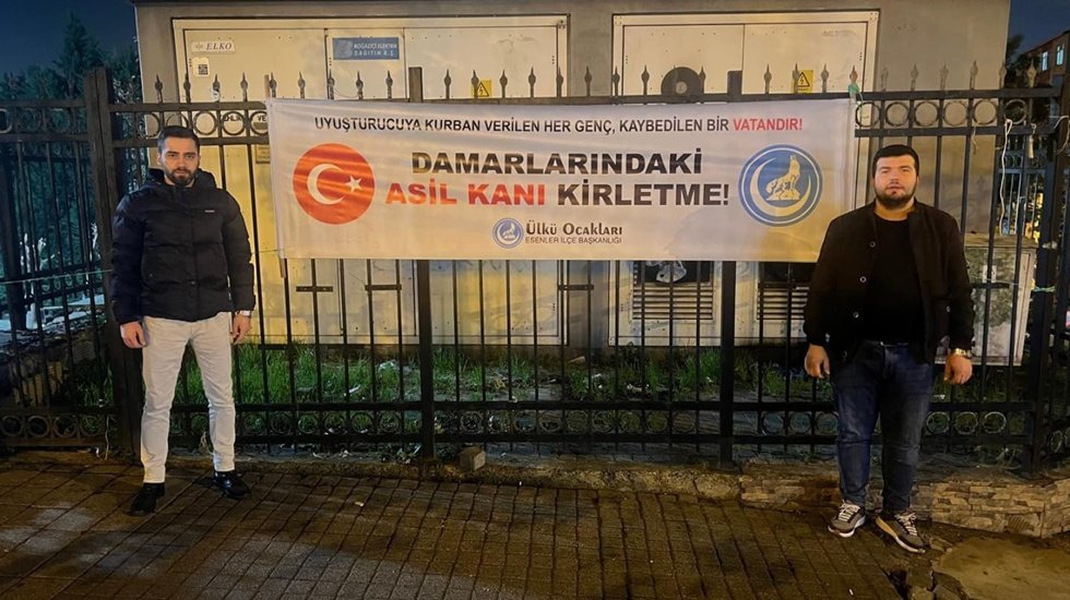 &Uuml;lk&uuml; Ocakları 'Asil kanını kirletme' diye pankart astı