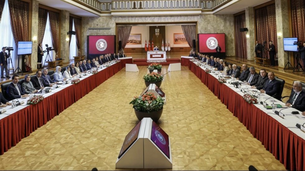 İmralı konusunda CHP&rsquo;deki kafa karışıklığı s&uuml;r&uuml;yor