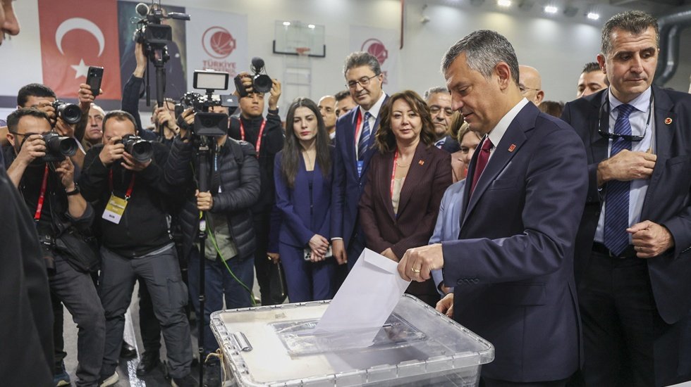 &Ouml;zg&uuml;r &Ouml;zel yeniden genel başkan oldu...