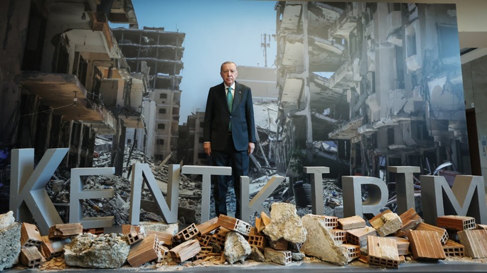 Sergide enkaz önünde fotoğraf çekinen Erdoğan’a CHP'den tepki …