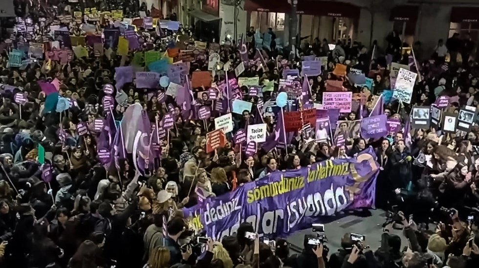 T&uuml;m engellemelere rağmen kadınlar sokaklara &ccedil;ıktı&hellip;