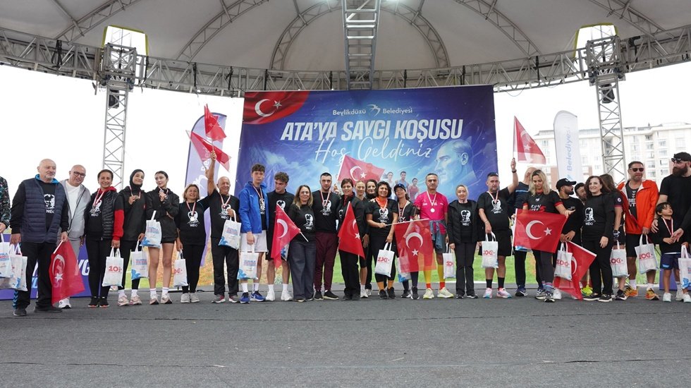 Yüzlerce yurttaş Ata’ya koştu