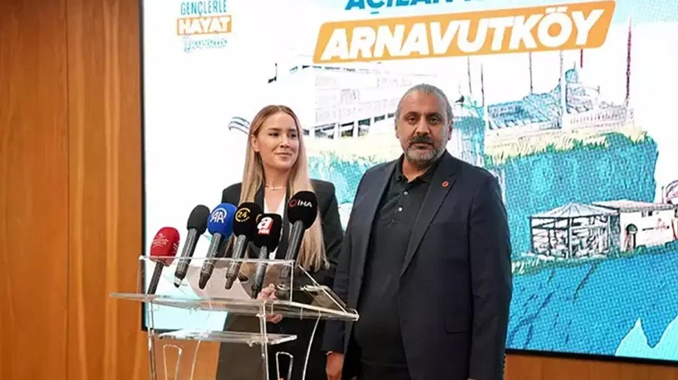 Arnavutk&ouml;y'de CHP'li iki belediye meclis &uuml;yesi AKP'ye ge&ccedil;iyor