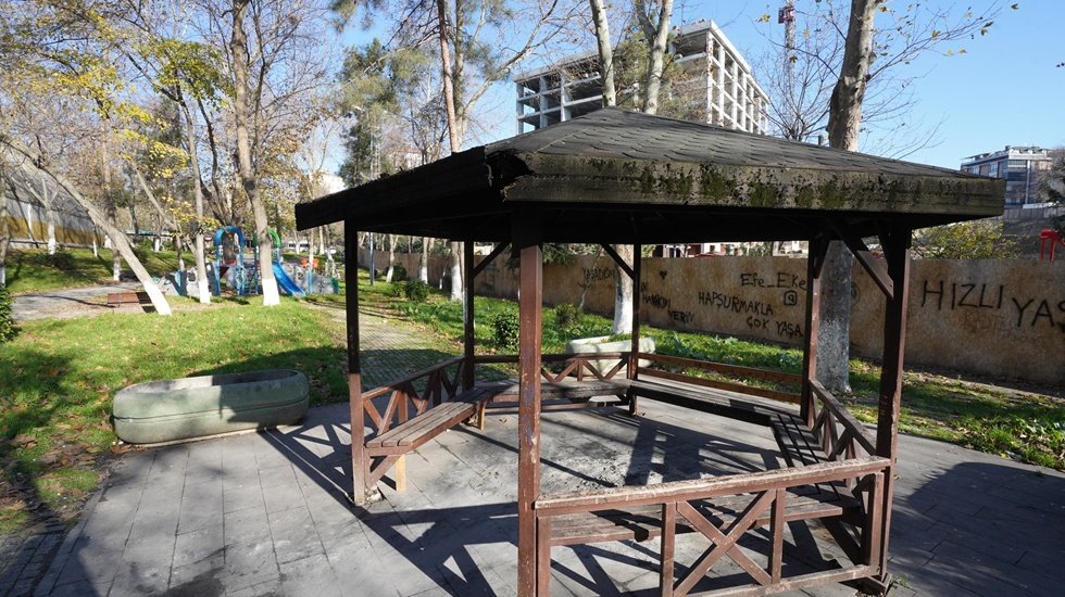 Beylikd&uuml;z&uuml;&rsquo;nde bir ayda &uuml;&ccedil; park tahrip edildi
