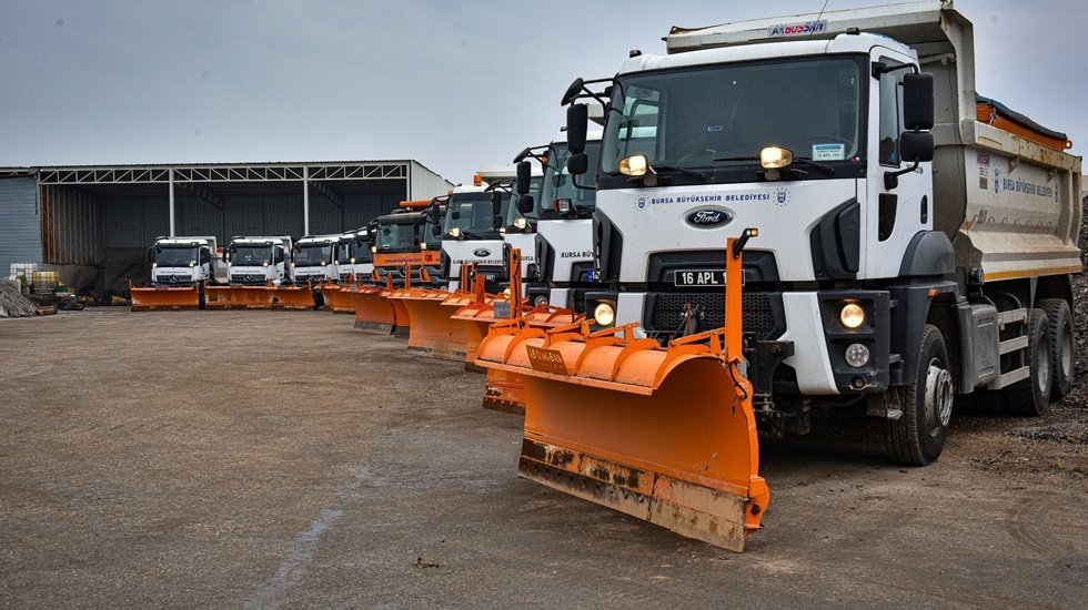 Bursa B&uuml;y&uuml;kşehir Belediyesi, beklenen kar yağış nedeniyle t&uuml;m birimleriyle teyakkuza ge&ccedil;ti.