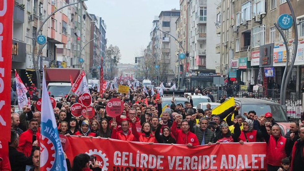 DİSK, İstanbul&rsquo;dan başlattığı y&uuml;r&uuml;y&uuml;ş&uuml; d&uuml;n Ankara&rsquo;da sonlandırdı....
