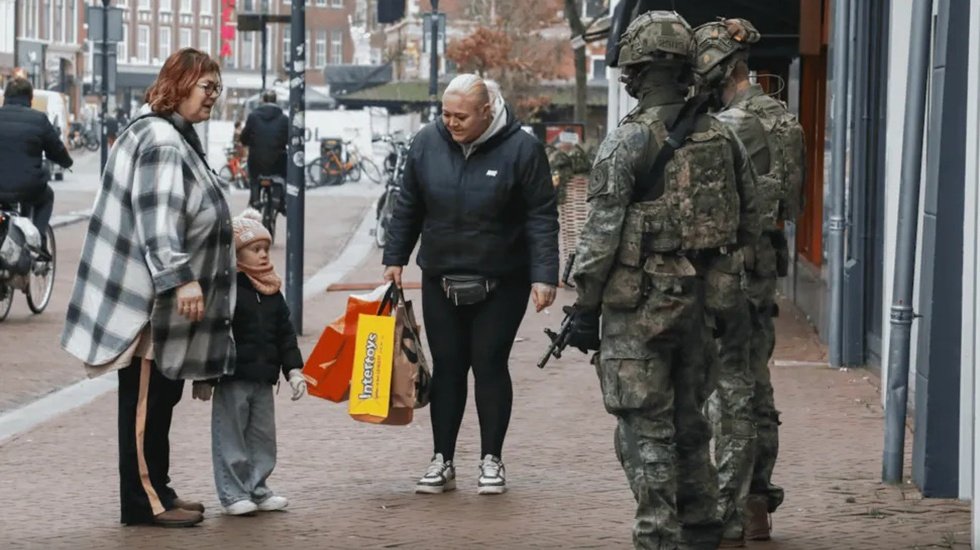 Hollanda&rsquo;da tam donanımlı askerler sokağa indi: Sermayenin can simidi savaş...