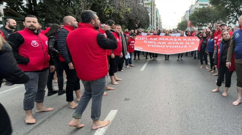 İzBB iş&ccedil;ilerinden &ccedil;ıplak ayaklı eylem&hellip;