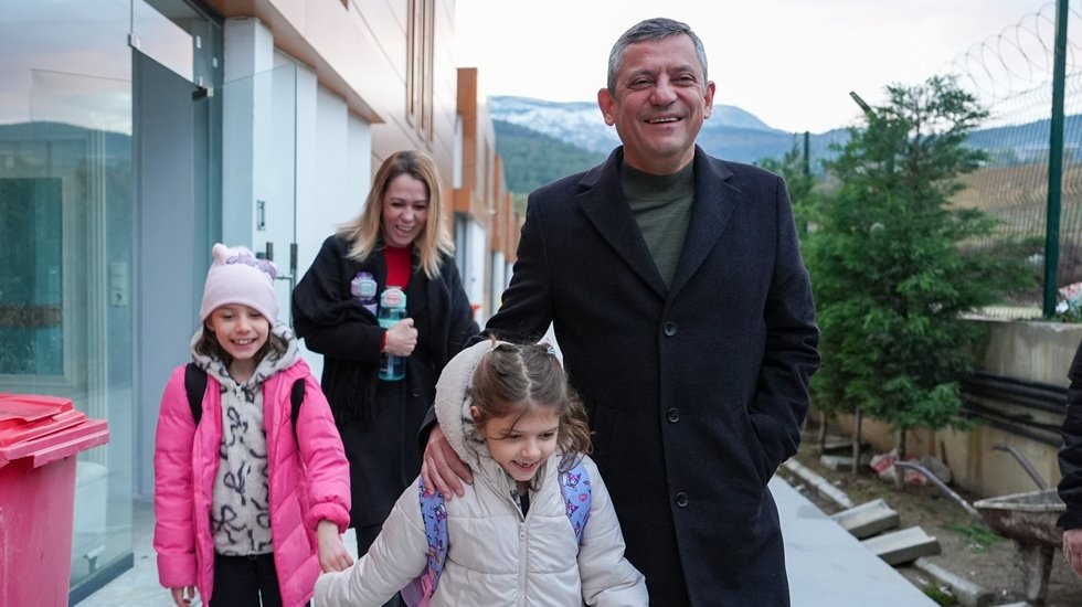 &Ouml;zg&uuml;r &Ouml;zel, Ferdi Zeyrek&rsquo;in kızları elif ve zeynep&rsquo;i okula g&ouml;t&uuml;rd&uuml;