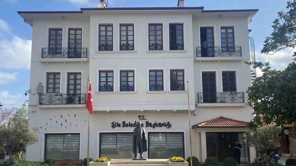 Şile Belediyesi operasyonunda g&ouml;zaltına alınan 15 kişi tutuklandı