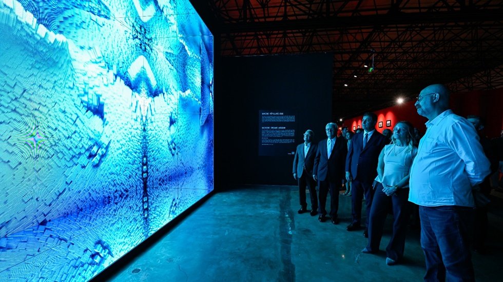 &ldquo;Ve Mavi G&ouml;zleri &Ccedil;akmak &Ccedil;akmaktı&rdquo; başlıklı sergi d&ouml;rt aylık yoğun ilginin ardından İzmirlilere veda etti.