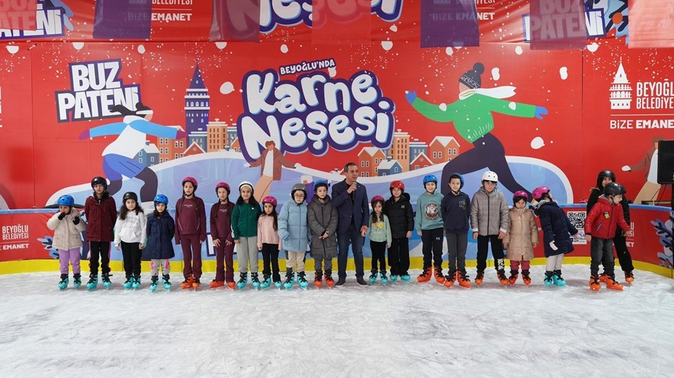 Beyoğlu&rsquo;nda &ccedil;ocuklara karne hediyesi &uuml;cretsiz buz pisti