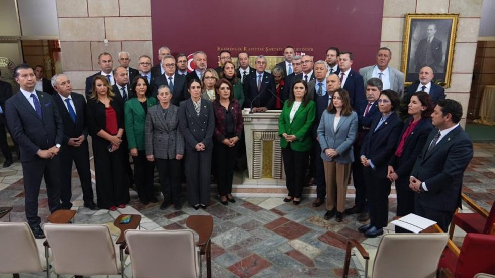 CHP&rsquo;li vekiller emekli maaşlarına zam i&ccedil;in Meclis&rsquo;te eyleme başladı&hellip;