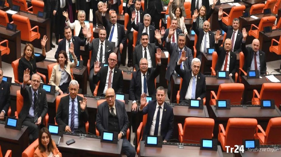 CHP'nin 'Meclis'i terk etmeme' eylemi s&uuml;r&uuml;yor...