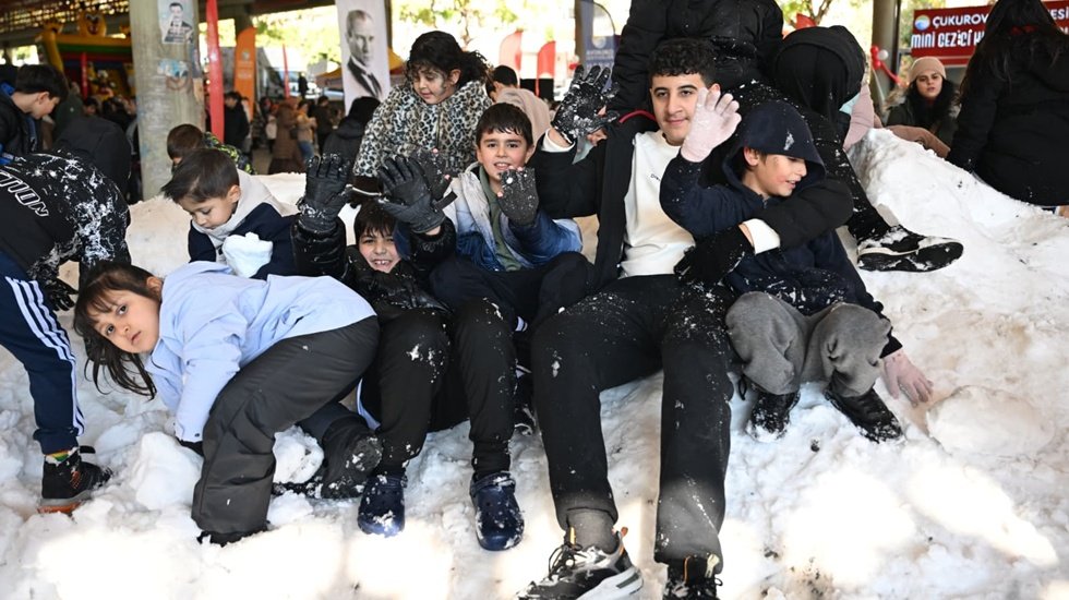 &Ccedil;ukurova Belediyesi &ccedil;ocuklar i&ccedil;in Toroslardan kar getirdi...