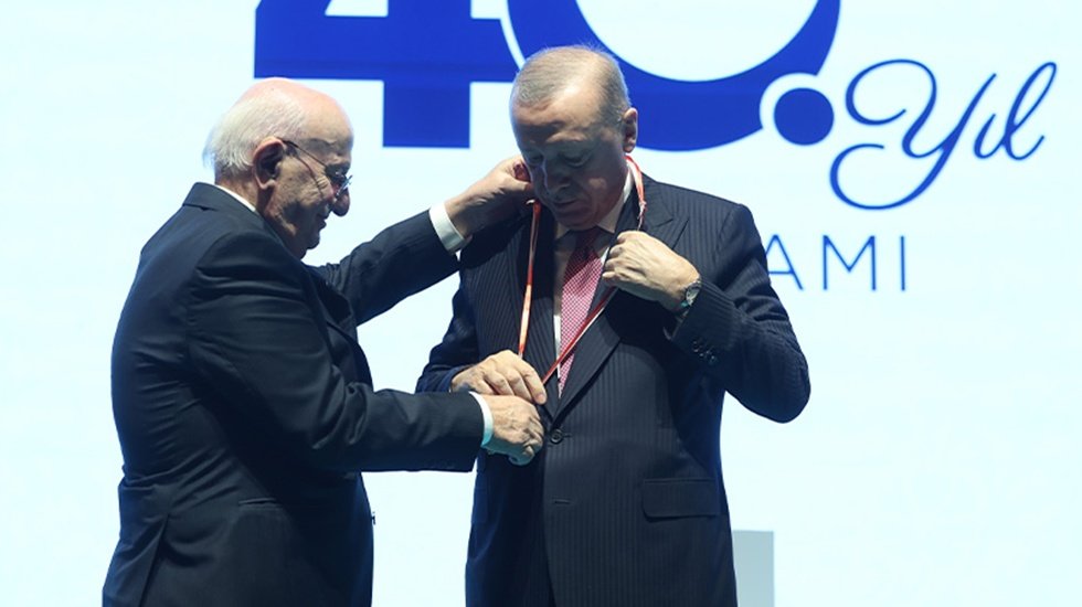 Cumhurbaşkanı Erdoğan&rsquo;a &lsquo;100 yılın devlet başkanı&rsquo; &ouml;d&uuml;l&uuml; verildi