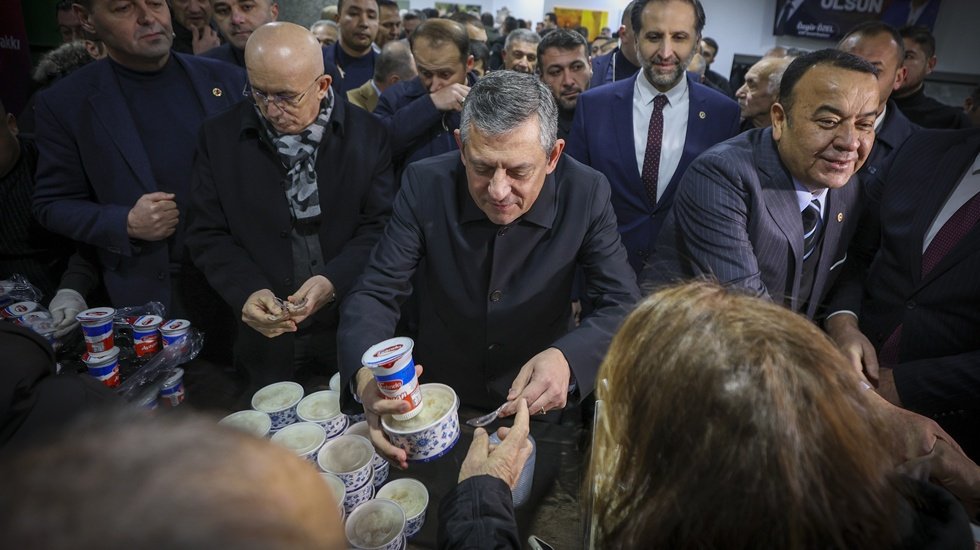 &Ouml;zg&uuml;r &Ouml;zel, cuma namazını kıldıktan sonra vatandaşlara hayır yemeği dağıttı.