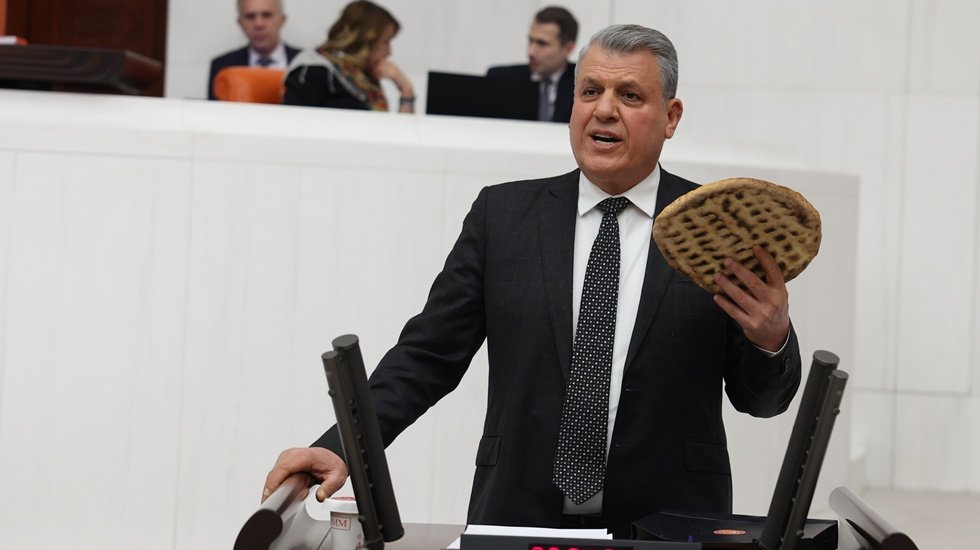 Ayhan Barut, Meclis'te Ramazan pidesiyle k&uuml;rs&uuml;ye &ccedil;ıktı...