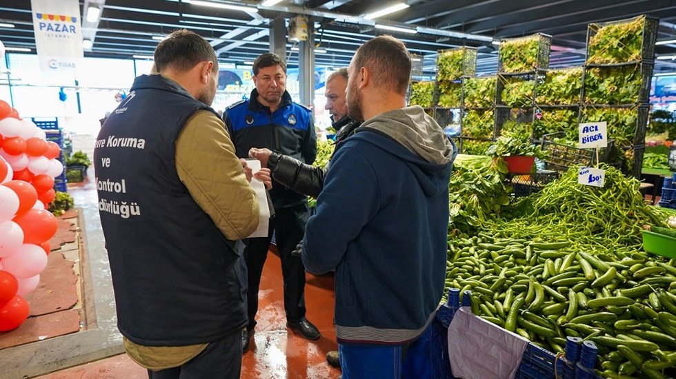 Beylikd&uuml;z&uuml; Pazarlarında "Atık D&ouml;n&uuml;ş&uuml;m" Seferberliği: &Ccedil;&ouml;pler Ekonomiye Kazandırılıyor
