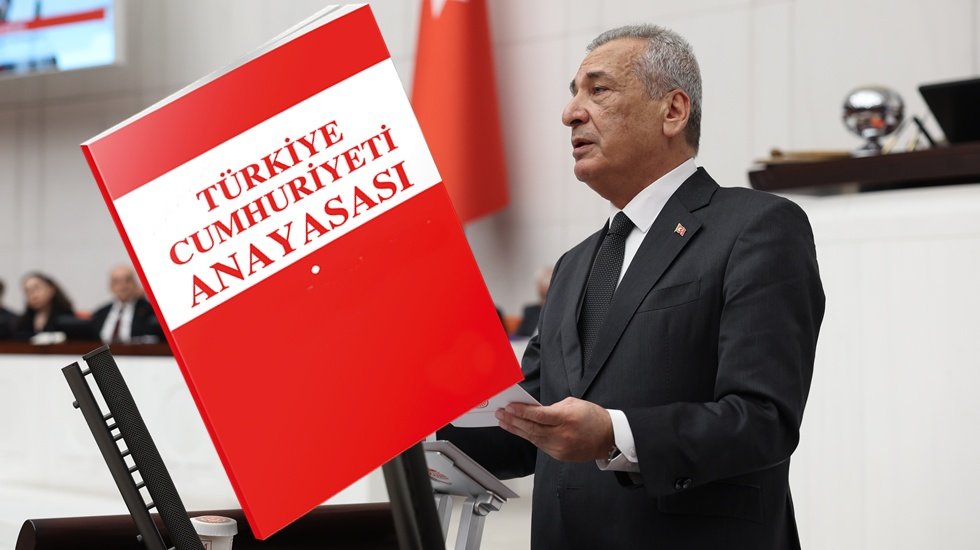 CHP&rsquo;li &Ouml;zt&uuml;rkmen: "Bu Meclisin &lsquo;yeni anayasa&rsquo; yapma yetkisi yoktur!"