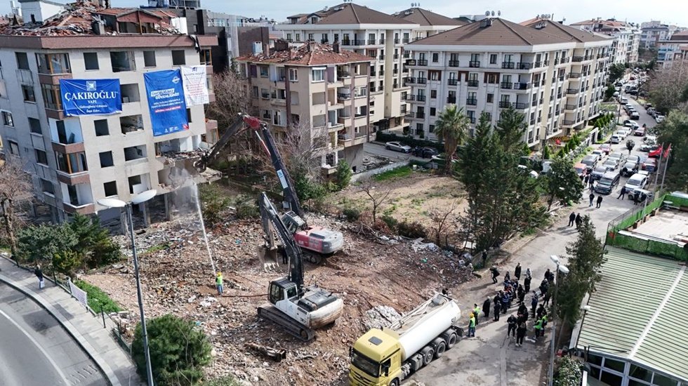 E sınıfı (&Ccedil;ok Y&uuml;ksek Riskli) İBB ekiplerinin g&ouml;zetiminde yıkıldı.