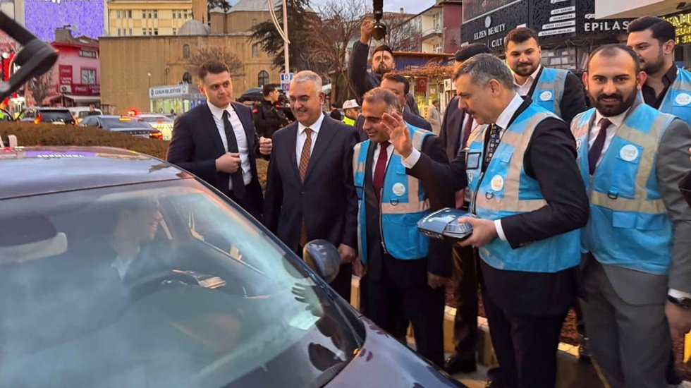 İ&ccedil;işleri Bakanı Mustafa &Ccedil;ift&ccedil;i AKP Yeleğiyle Kumanya Dağıttı