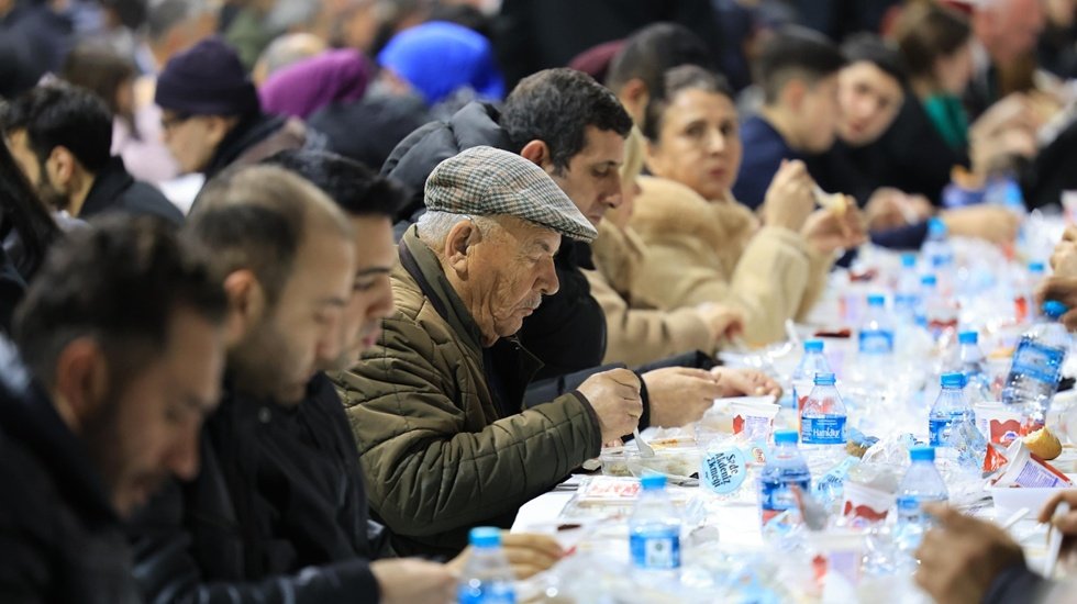 İstanbul&rsquo;un 4 meydanında ve t&uuml;m ulaşım noktalarında iftar seferberliği